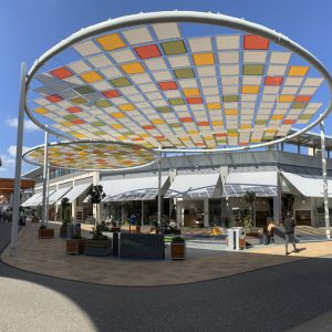 Structure tendue dans le centre commercial Alisios